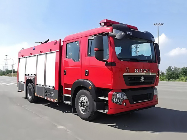 重汽6吨泡沫消防车